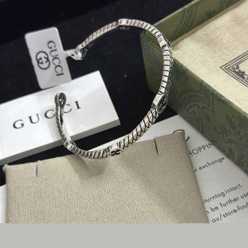 G*u*i bracelets